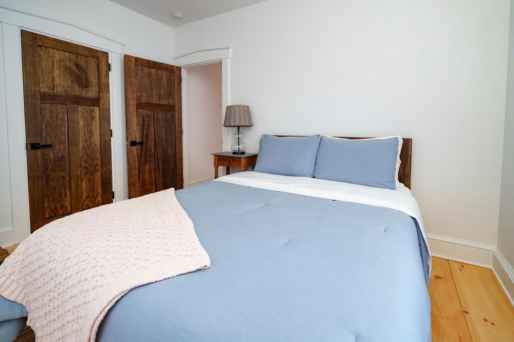 Very Cozy, 2 Bedroom 2nd Fl *